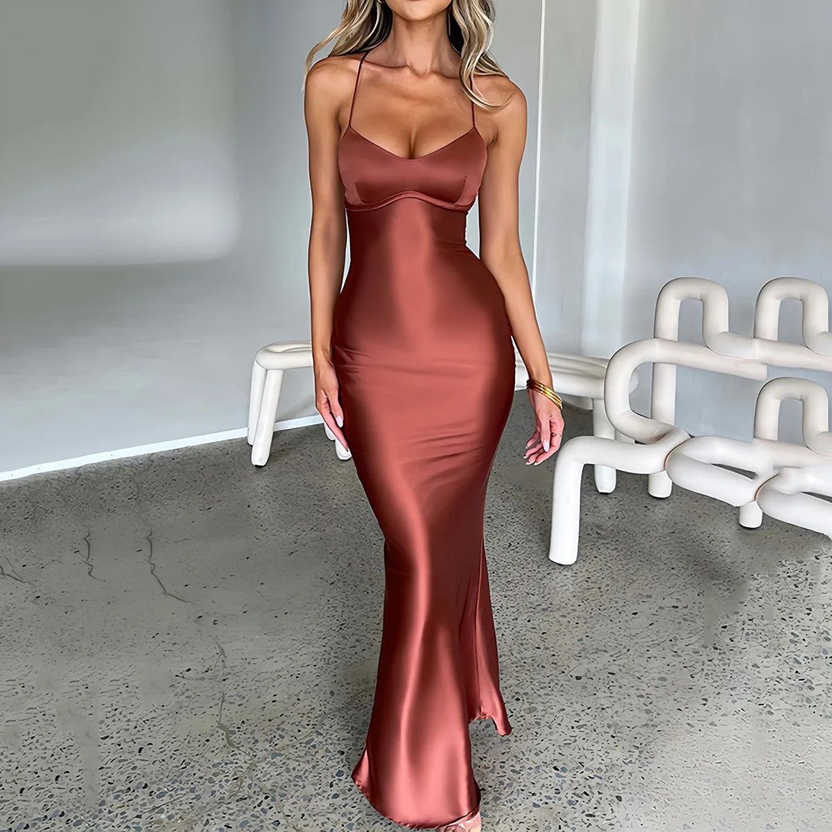 Viktoria® | Figurbetontes Satin-Maxikleid mit Spaghettiträgern