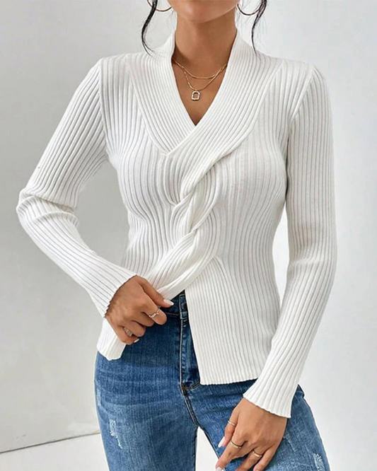 Gemütlicher Pullover mit gedrehtem Frontdetail und Rippenstrick