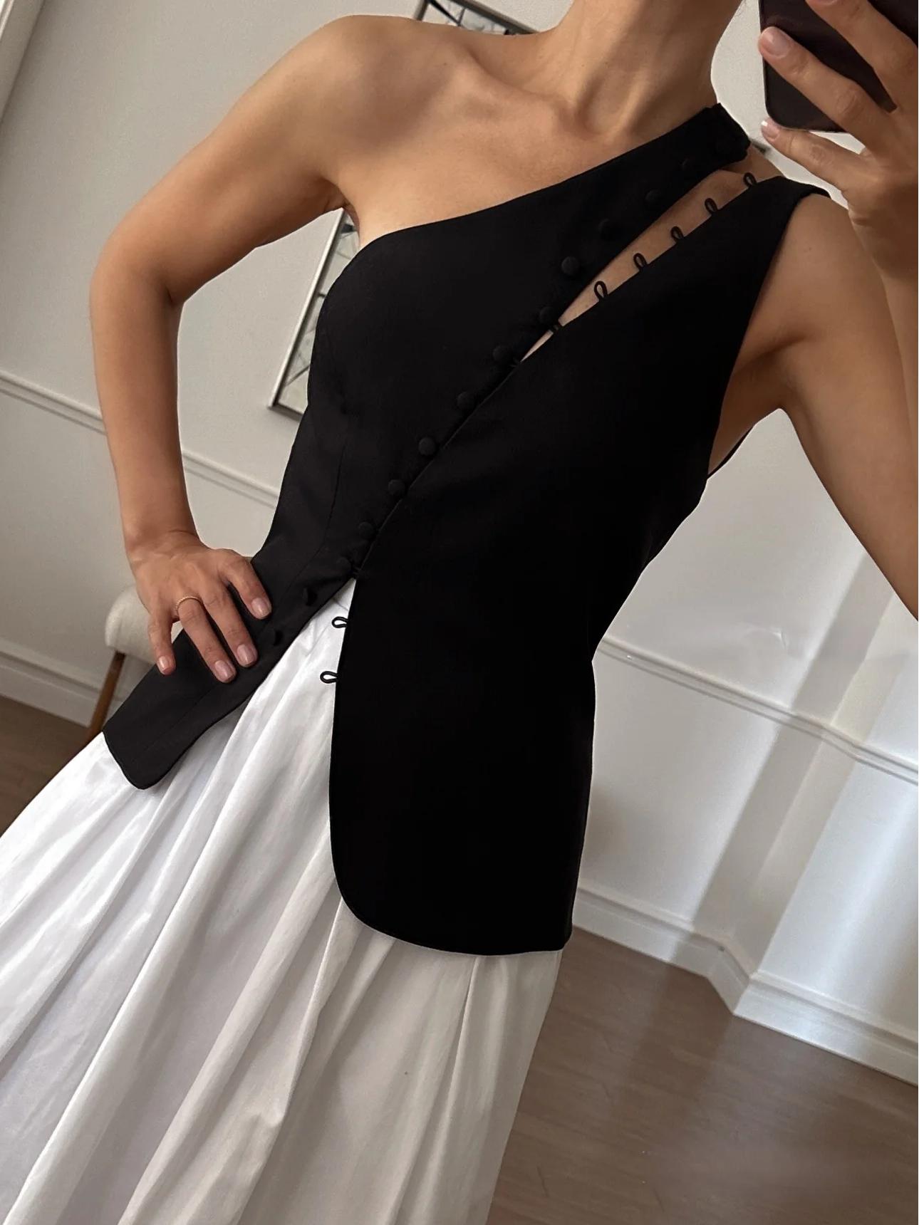 Schickes One-Shoulder-Top mit Knopfakzent
