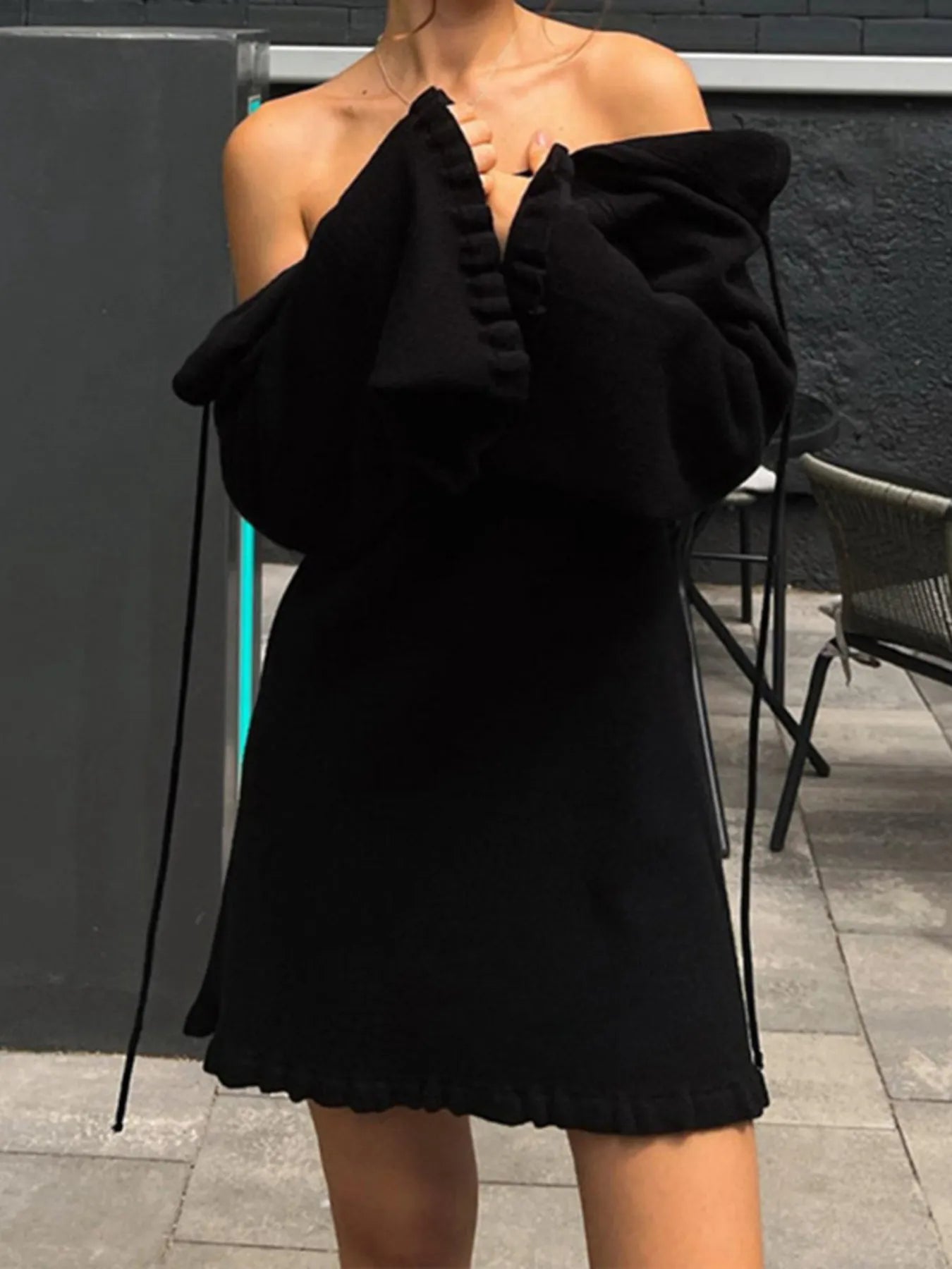 Langärmeliges, rückenfreies Strickkleid