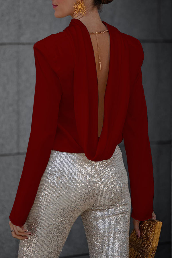 Satiniertes Blusentop mit Wasserfallausschnitt und Kettendetail am Rücken