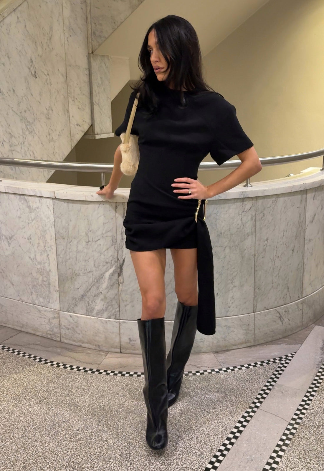 Elegantes Martini-Minikleid mit moderner Silhouette