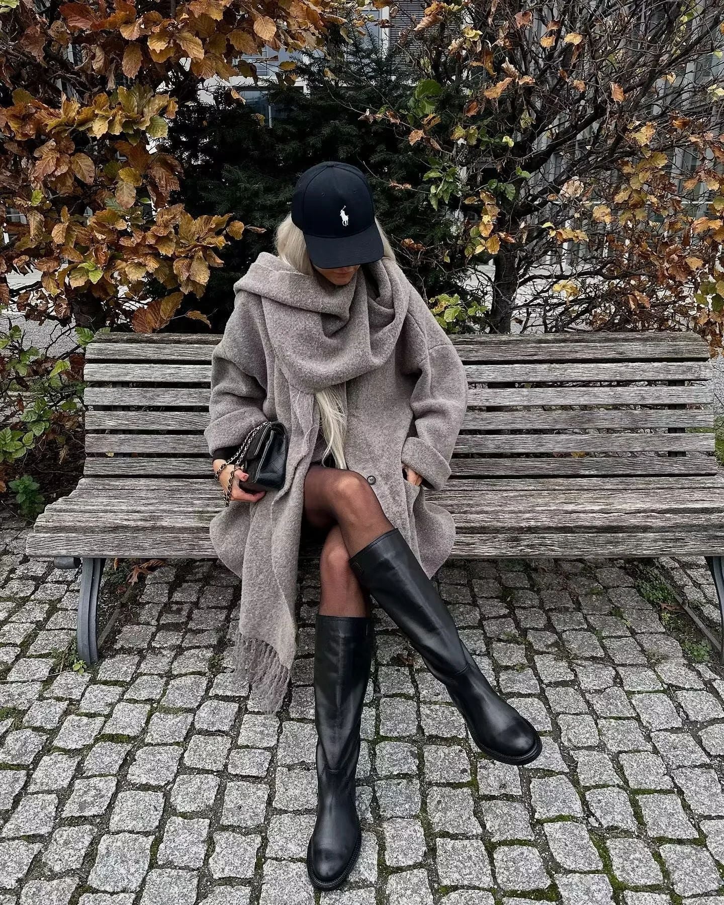 Moderner Mantel mit durchgehender Knopfleiste und passendem Quasten-Schal-Set