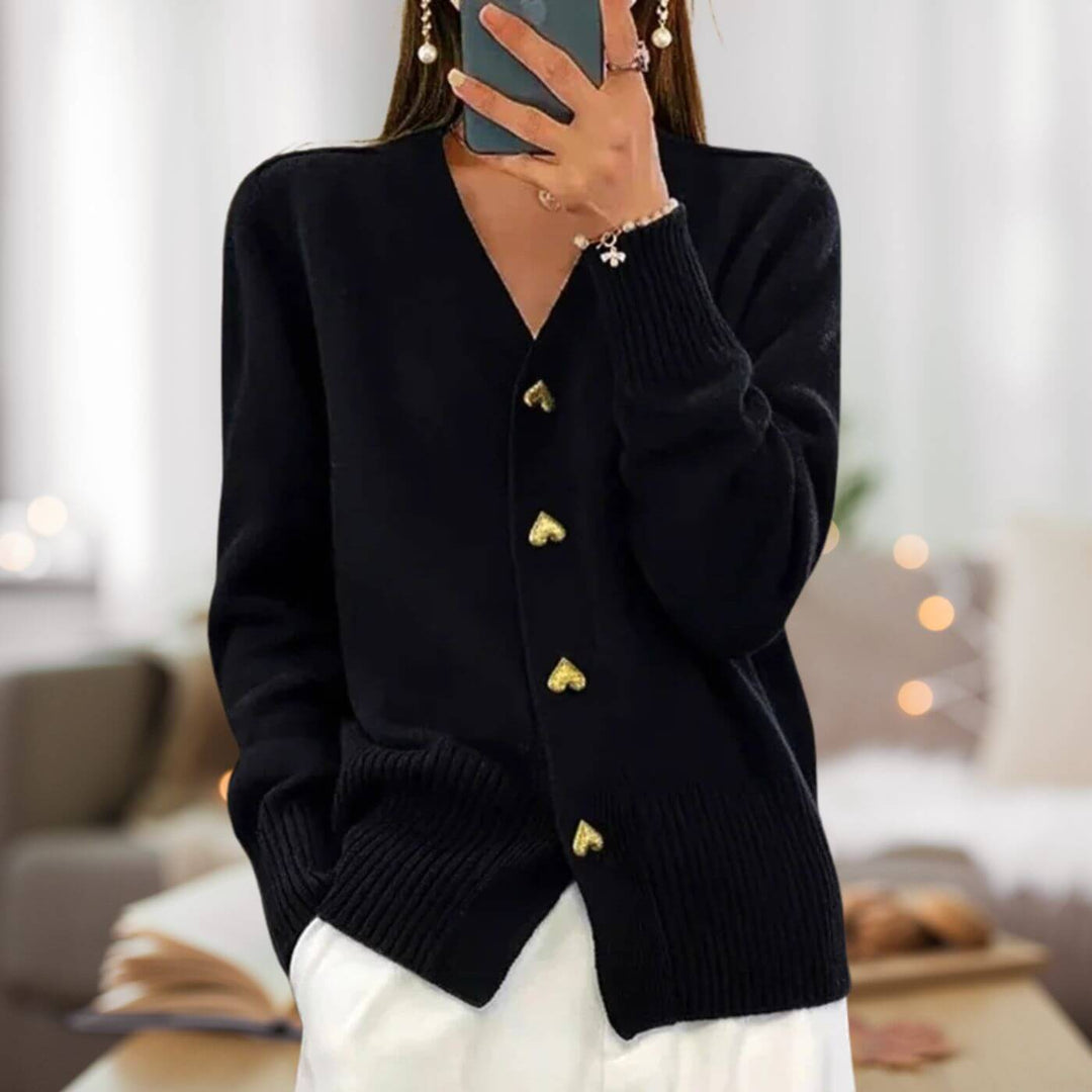 Gemütliche elegante Strickjacke mit Herzknopf-Akzenten