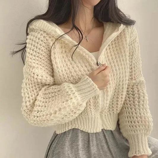 Gestrickter Kapuzenkurzcardigan mit Ausschnittdetail