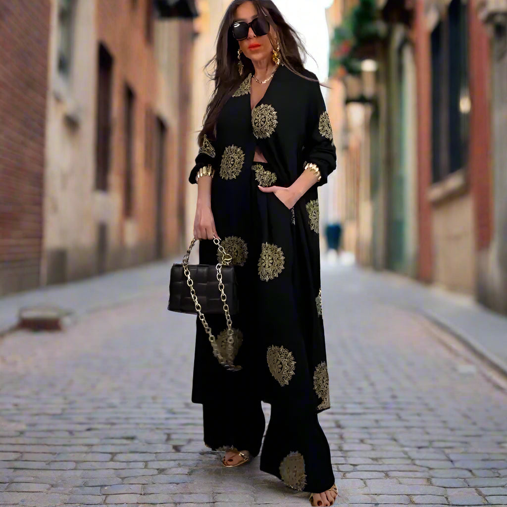 Zweiteiliger Anzug mit V-Ausschnitt, langem Mantel und geprägter weiter Hose