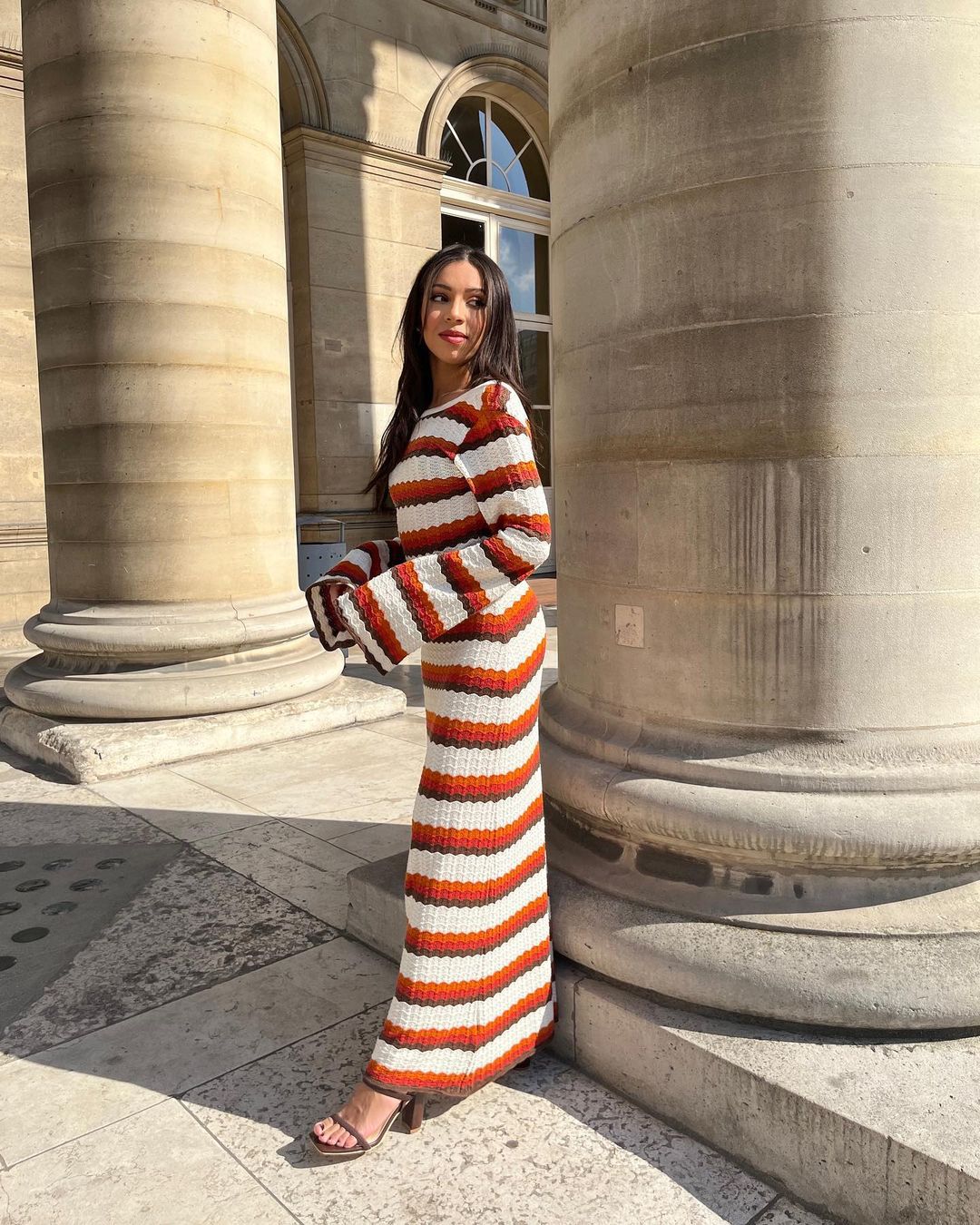 Isabelle Moreau® | Gestreiftes Maxikleid mit gestricktem Rückenausschnitt