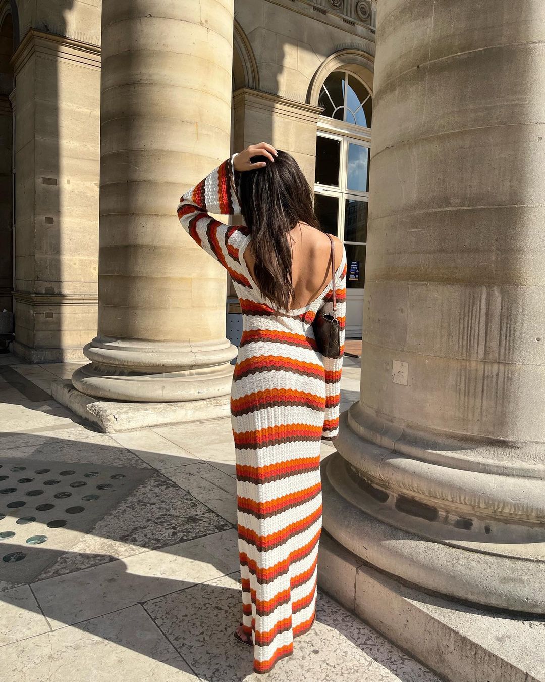 Isabelle Moreau® | Gestreiftes Maxikleid mit gestricktem Rückenausschnitt