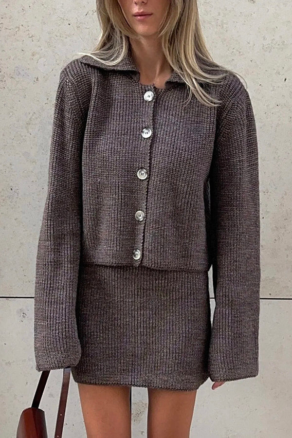 Gemütliches Strick-Cardigan- und lässiges Minirock-Set