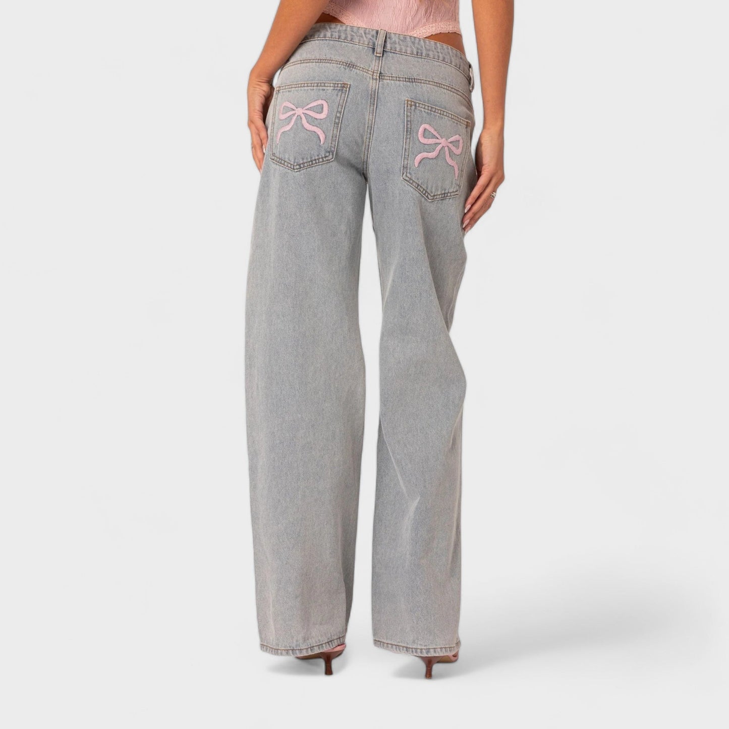 Trendige High-Waist-Jeans mit Schleifendetail