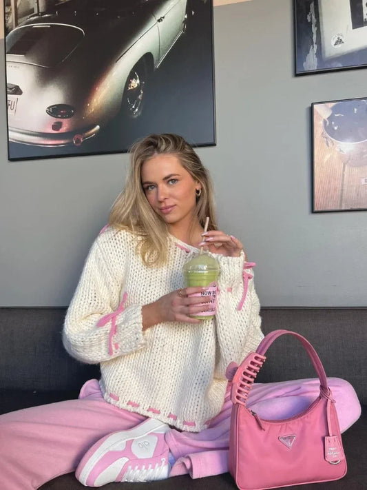 Gemütlicher Strickpullover mit Kontrastdetails