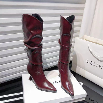 Braune kniehohe Stiefel aus Leder mit spitzer Spitze