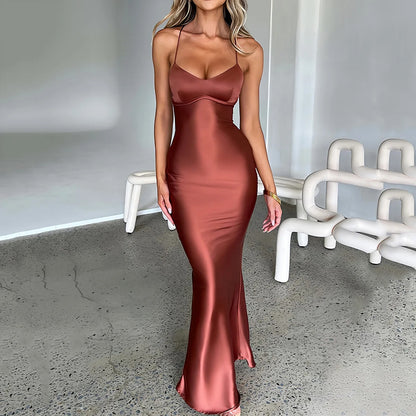 Viktoria® | Figurbetontes Satin-Maxikleid mit Spaghettiträgern