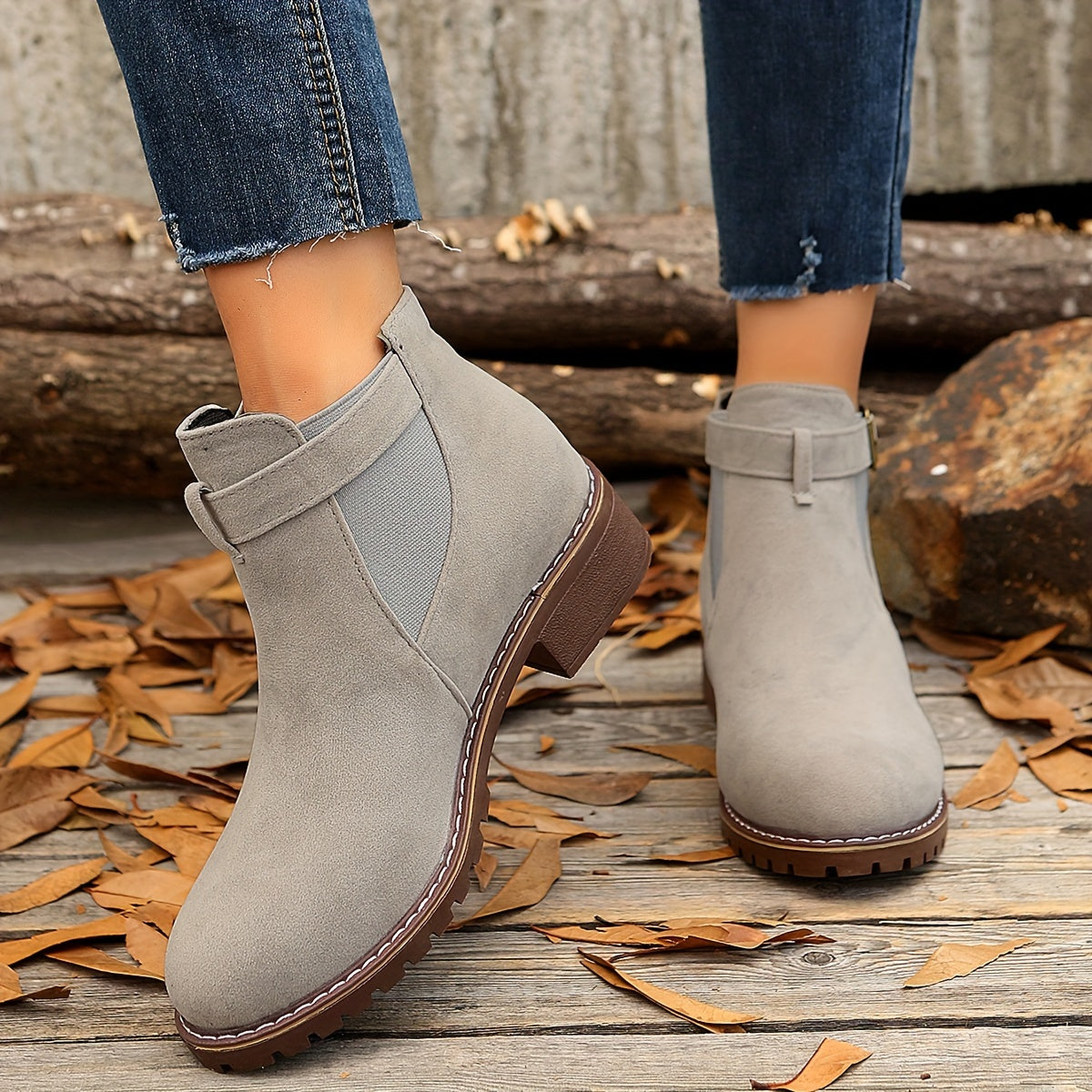 Schicke Stiefeletten mit Blockabsatz, Schnallenriemen und elastischen Seiten