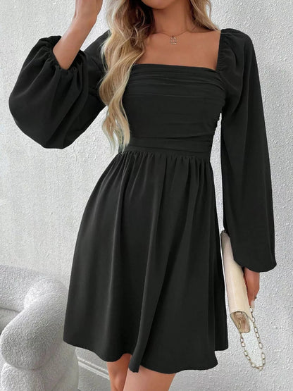 Gerüschtes A-Linien-Kleid mit quadratischem Ausschnitt und langen Ärmeln