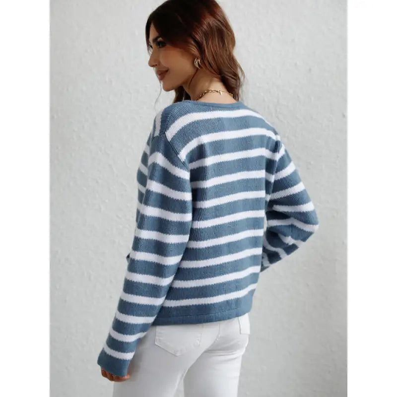 Gemütlicher Grobstrickpullover mit Knöpfen und Taschen