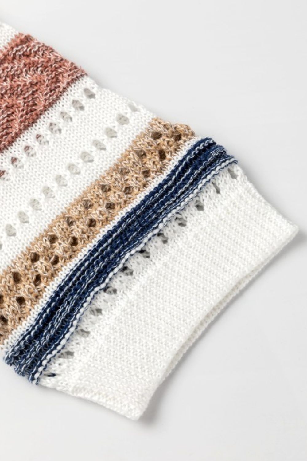 Lyann® | Gestreiftes Strickoberteil mit Lochmuster und halblangen Ärmeln