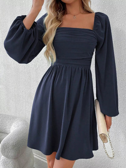 Gerüschtes A-Linien-Kleid mit quadratischem Ausschnitt und langen Ärmeln