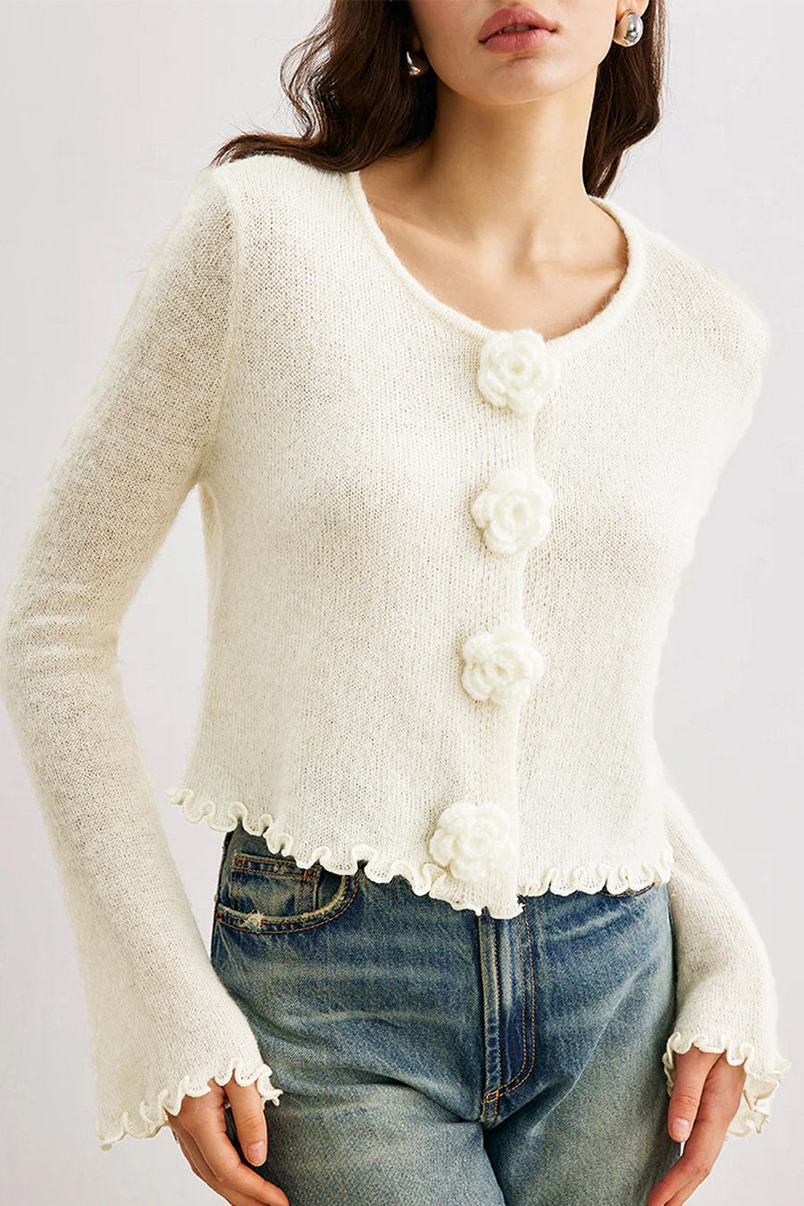 Schlanker Cardigan aus Strick mit floralen Rüschen