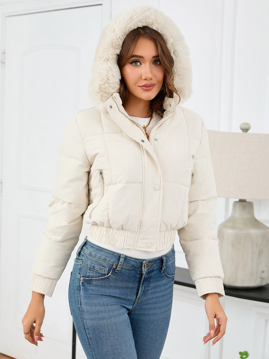 Gemütliche wattierte Winterjacke mit Fellkapuze und Taschen