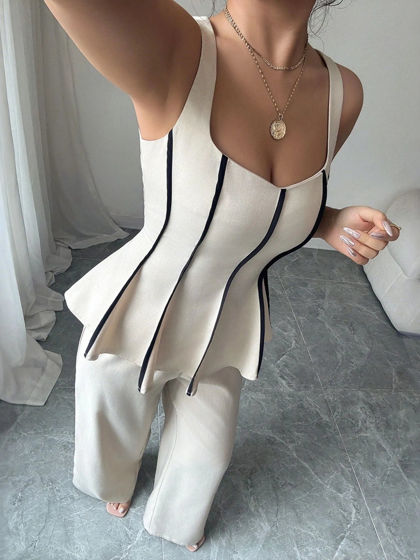 Set aus kurzem Top mit Kontrastpaspel und weitem Hosenbein