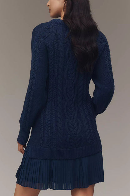 Strickpullover-Kleid mit Plisseefalten am Chiffon-Saum