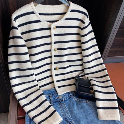 Gemütlicher gestreifter Strickpullover für den Herbst