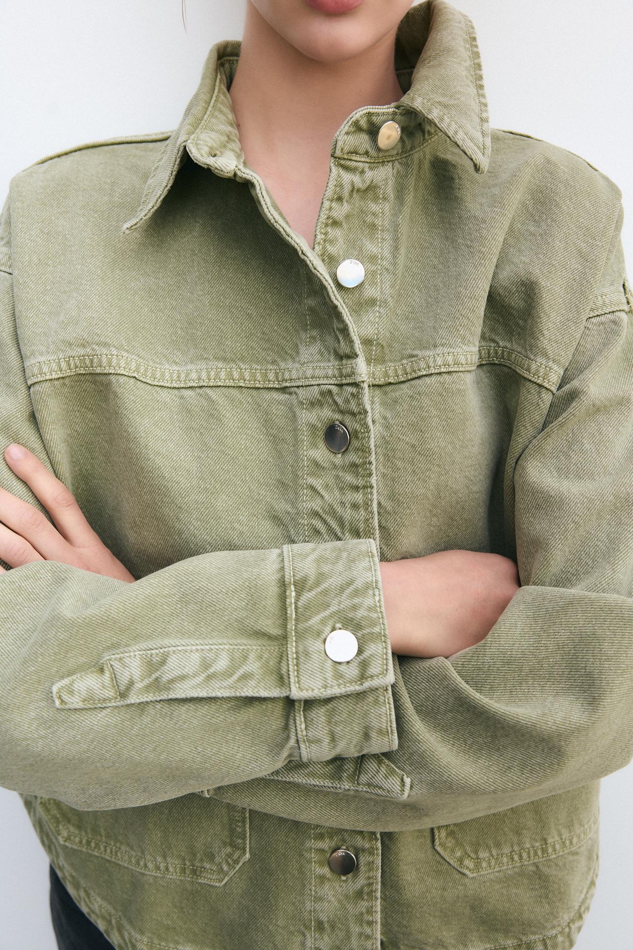 Klassische Khaki-Jeansjacke für den Alltagsstil