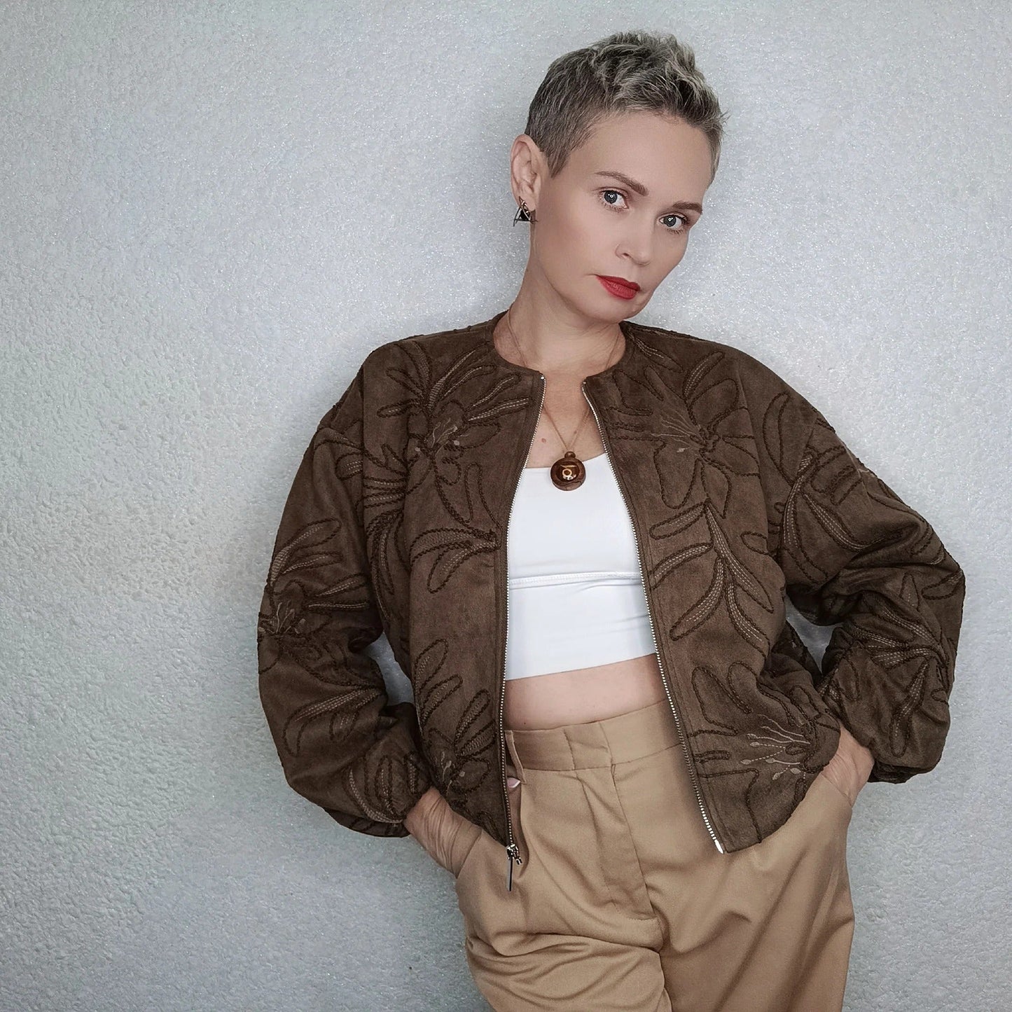 Bomberjacke mit Wildlederstruktur und Stickerei