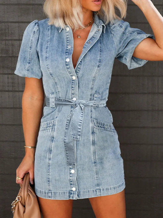 Mini-Jeanskleid mit Puffärmeln und Knöpfen