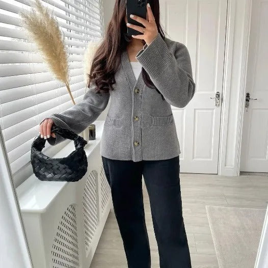 Gemütliche klassische Strickjacke für Damen