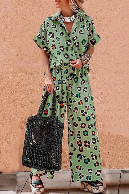 Oberteil mit Kragen und Hose im Leopardenmuster Set