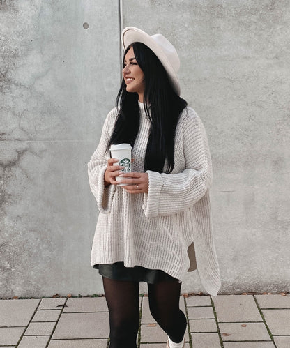 Gemütlicher übergroßer Strickpullover in sanftem Beige