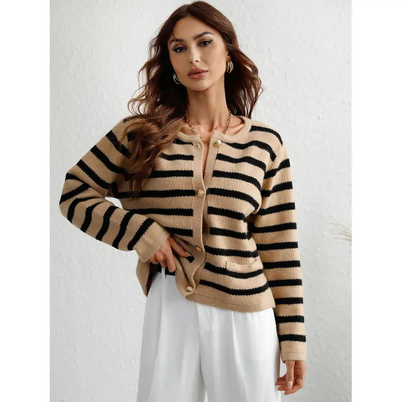 Gemütlicher Grobstrickpullover mit Knöpfen und Taschen
