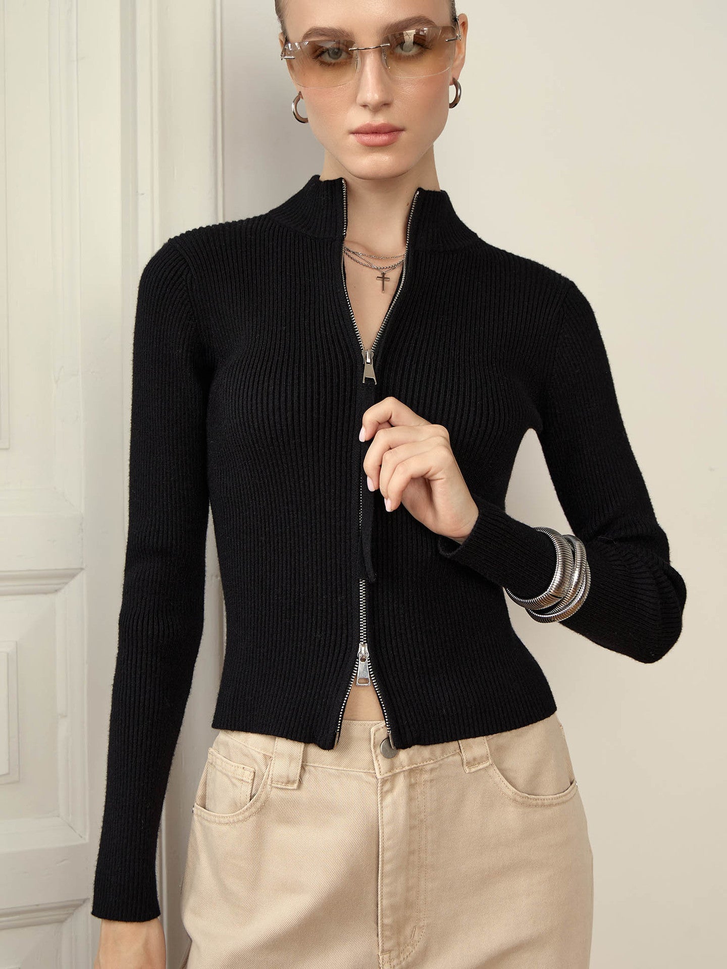 Gemütlicher Rippstrickpullover mit hohem Reißverschlussdetail