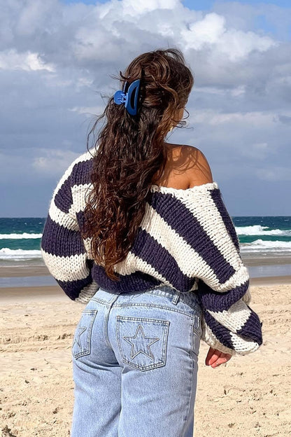Gemütlicher schulterfreier gestreifter Strickpullover für den Herbst