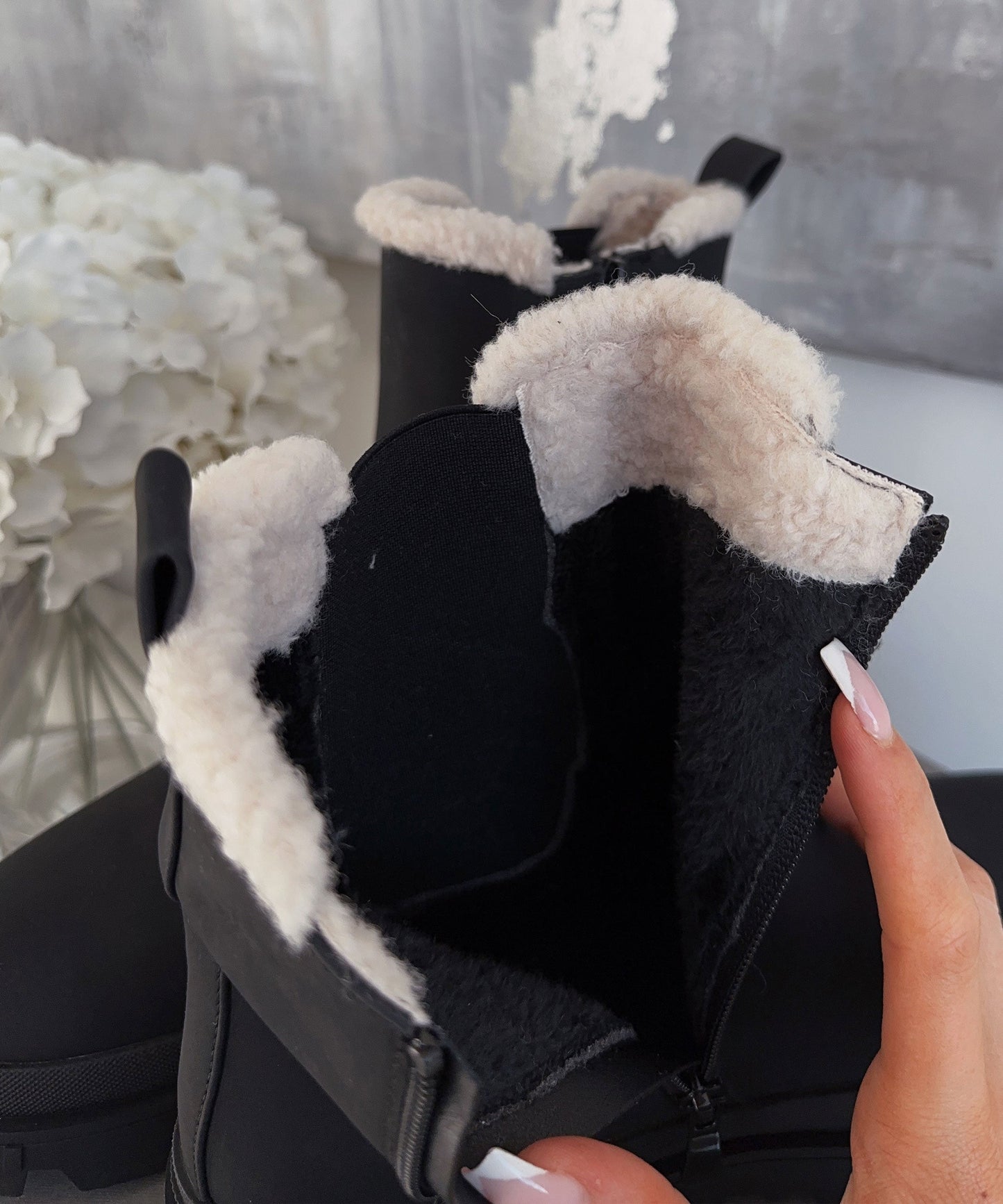 Schicke schwarze Leder-Kurzstiefel