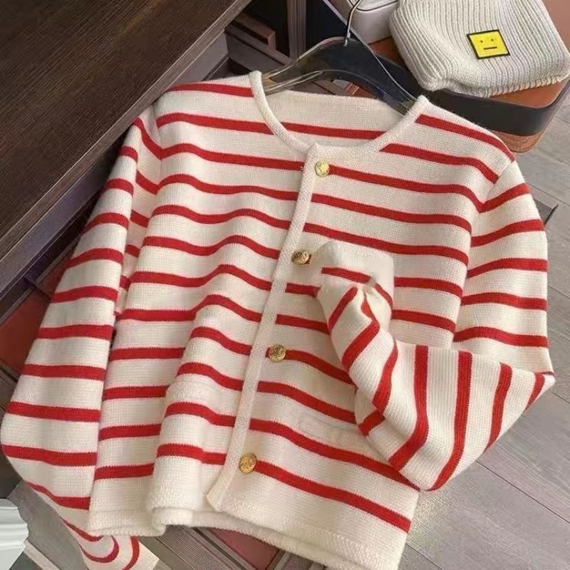 Gemütlicher gestreifter Strickpullover für den Herbst