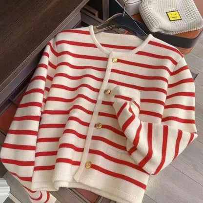 Gemütlicher gestreifter Strickpullover für den Herbst