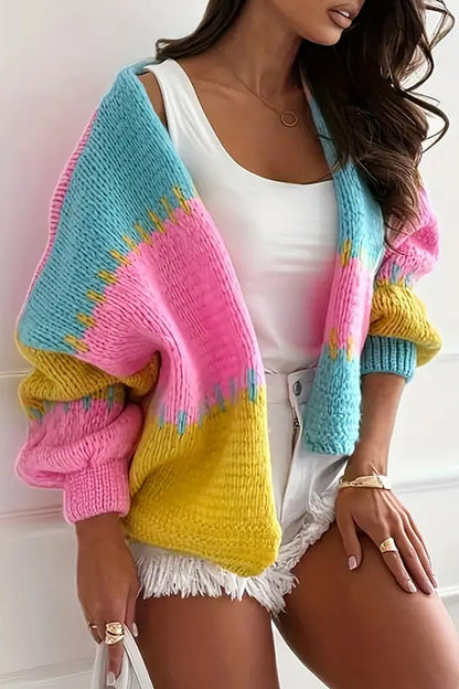Gemütliche Freizeit-Strickjacke mit kontrastierender Nahtverzierung