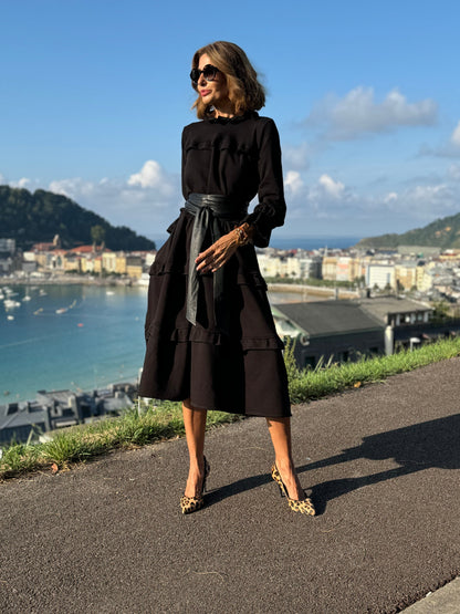 Elegantes klassisches schwarzes ärmelloses Kleid