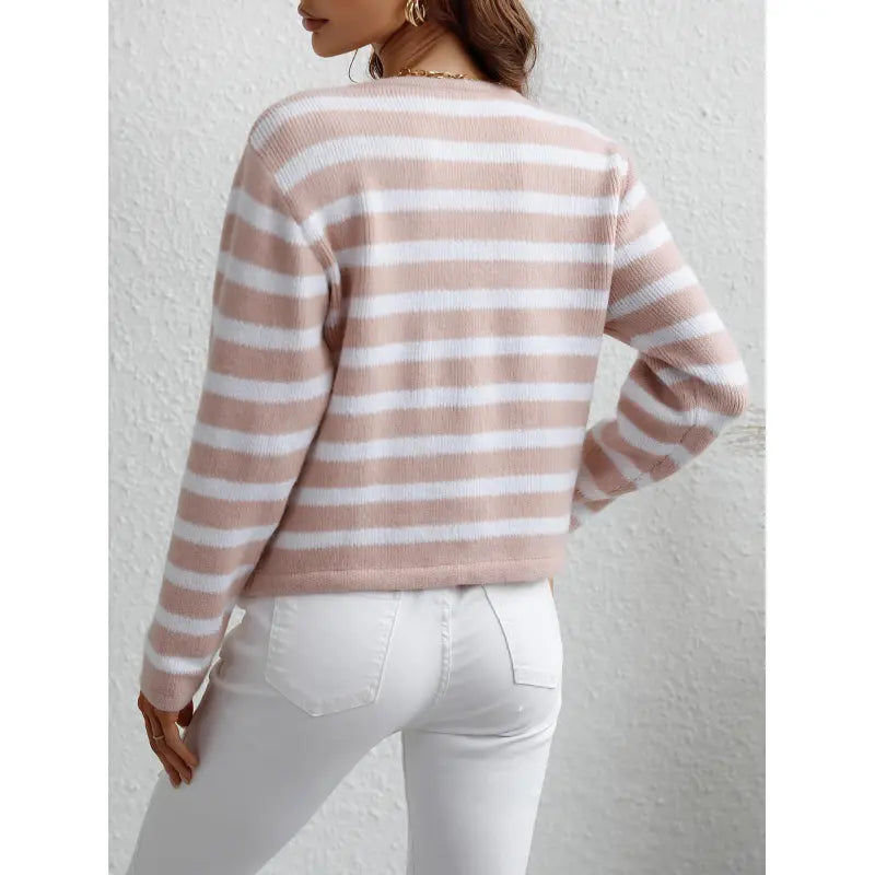 Gemütlicher Grobstrickpullover mit Knöpfen und Taschen