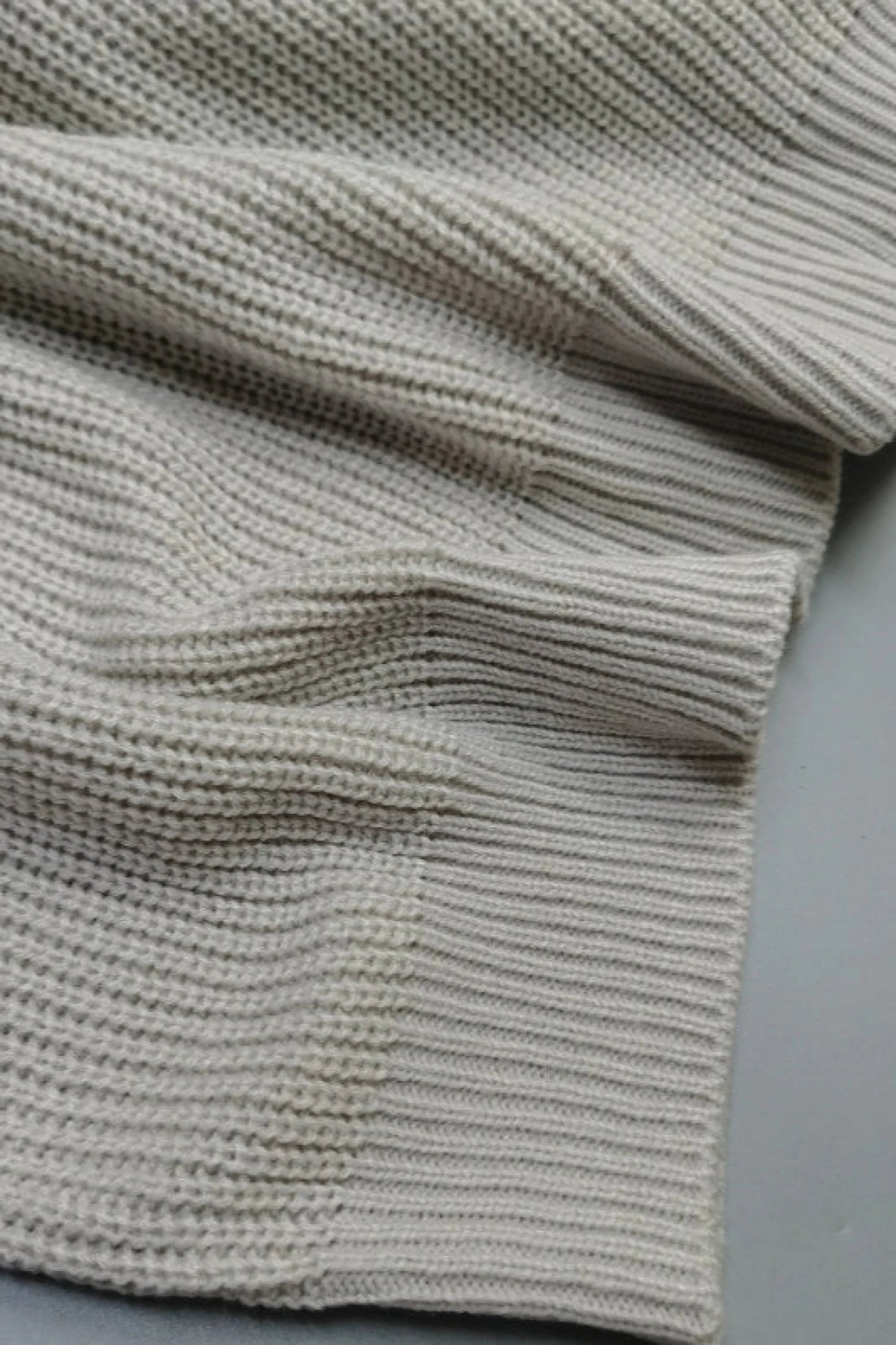 Lässiger Grobstrick-Pullover mit V-Ausschnitt