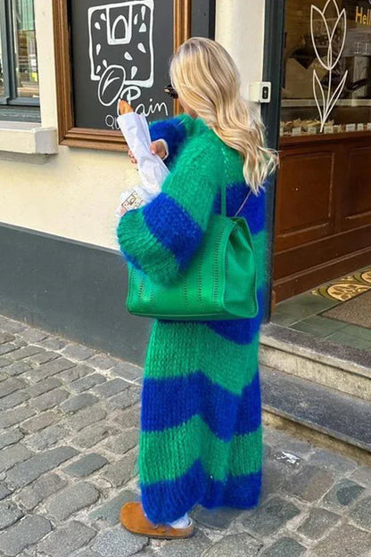 Gemütlicher gestreifter übergroßer Strickcardigan