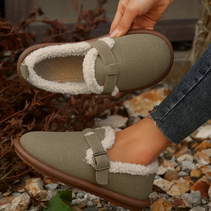 Gemütliche, mit Fleece gefütterte Slipper mit Schnallenriemen