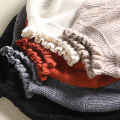 Gemütlicher Rollkragenpullover mit femininen Rüschendetails