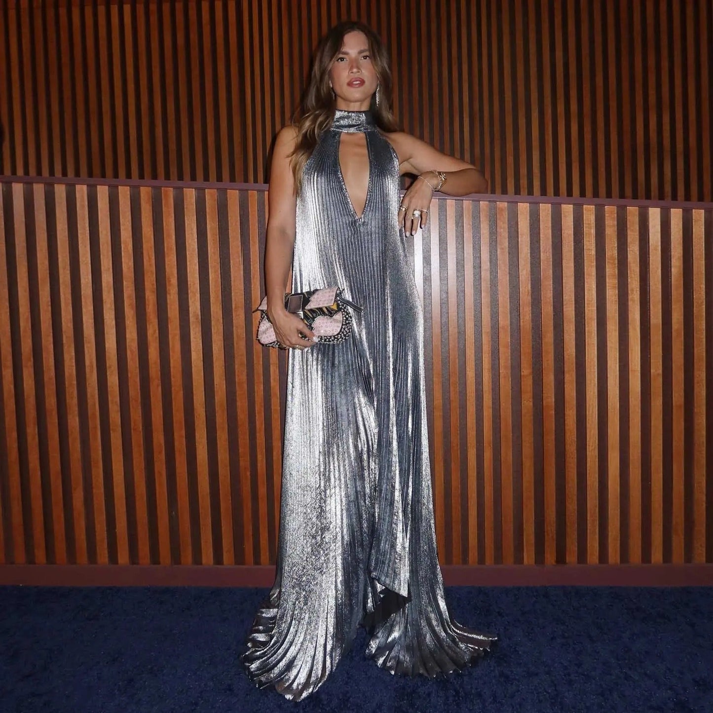 Metallic plissiertes A-Linien-Maxikleid mit Neckholder für Partys