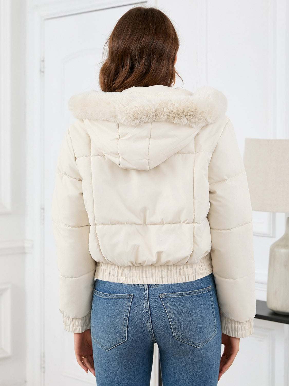 Gemütliche wattierte Winterjacke mit Fellkapuze und Taschen