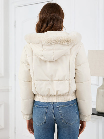 Gemütliche wattierte Winterjacke mit Fellkapuze und Taschen
