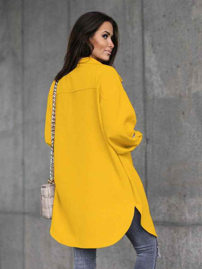 Gemütliche lange Hemdjacke mit Knöpfen und Wollkragen sowie Revers